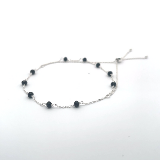 Verstellbares Armband mit schwarzen Perlen