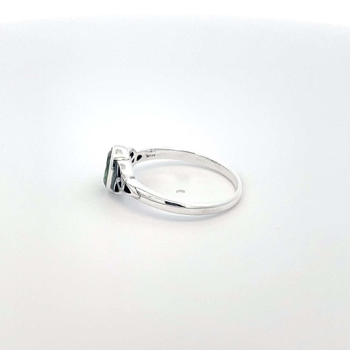 925 Silver Ring with Green Zircon and Filigree Touch