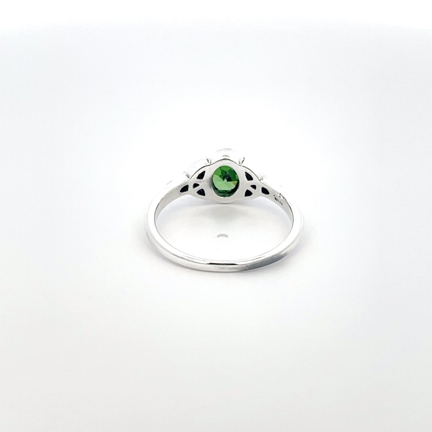 925 Silver Ring with Green Zircon and Filigree Touch