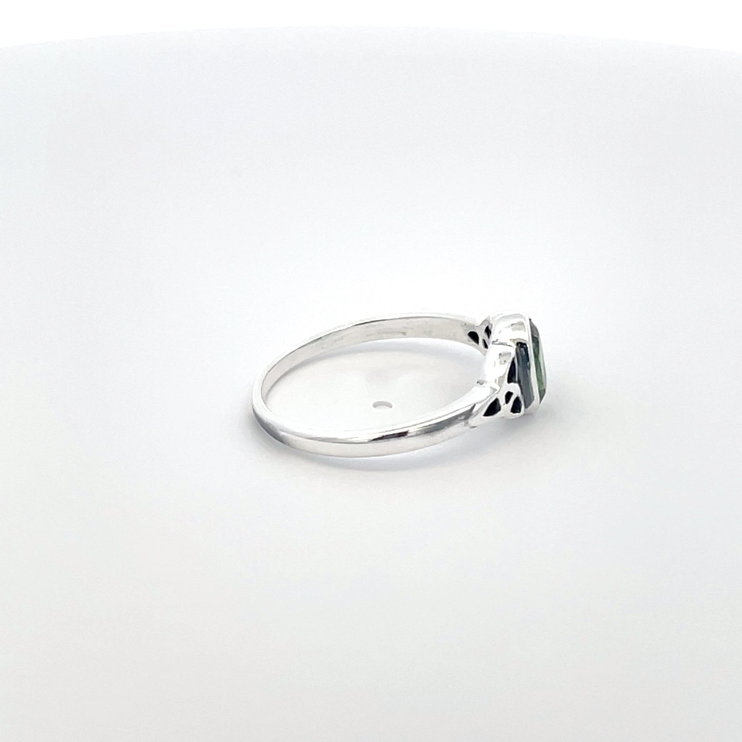 925 Silver Ring with Green Zircon and Filigree Touch