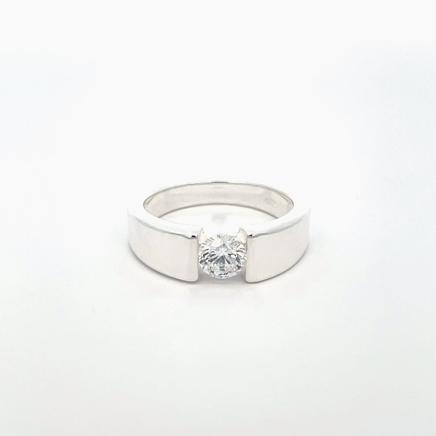 925 Silver Solitaire Zircon Ring – Classic Elegance
