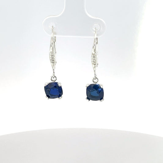 Ohrhänger aus 925er Sterlingsilber mit blauem Saphir und Klappverschluss