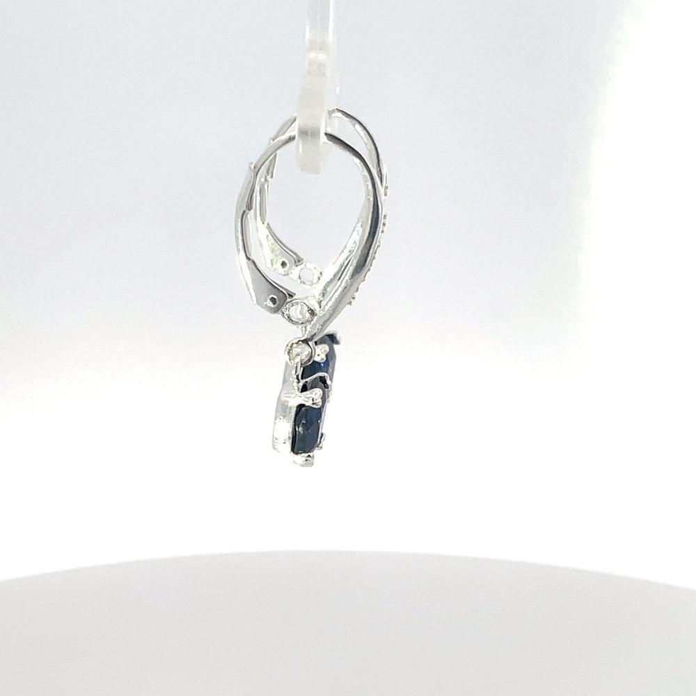 Ohrhänger aus 925er Sterlingsilber mit blauem Saphir und Klappverschluss