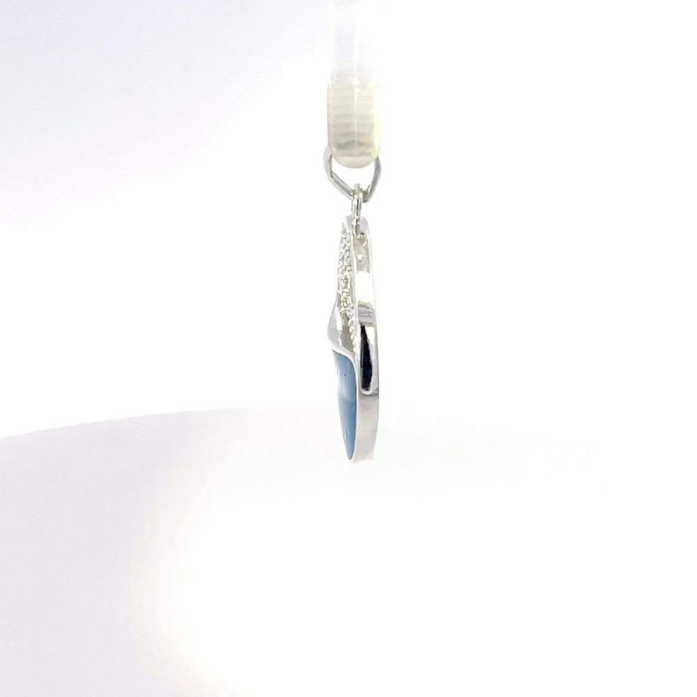 Runder Anhänger aus 925er Sterlingsilber mit Ozeanmotiv und blauer Harzveredelung