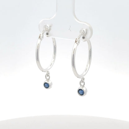 925er Silbercreolen mit blauem Saphiranhänger