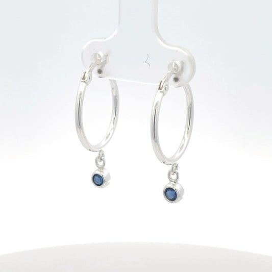 925er Silbercreolen mit blauem Saphiranhänger