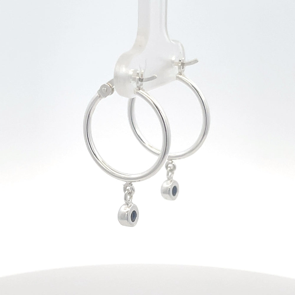 925er Silbercreolen mit blauem Saphiranhänger