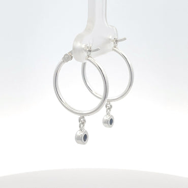 925er Silbercreolen mit blauem Saphiranhänger