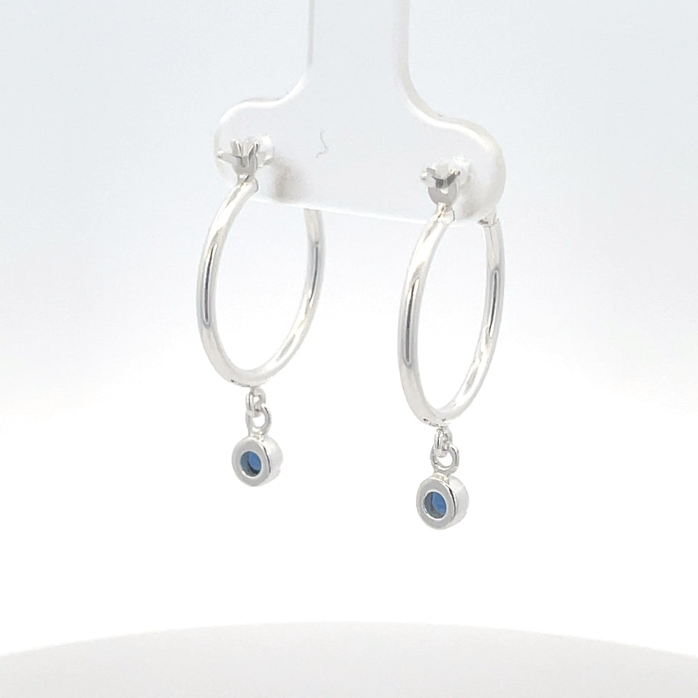 925er Silbercreolen mit blauem Saphiranhänger