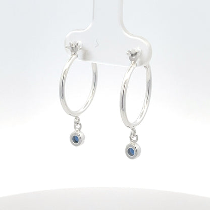 925er Silbercreolen mit blauem Saphiranhänger