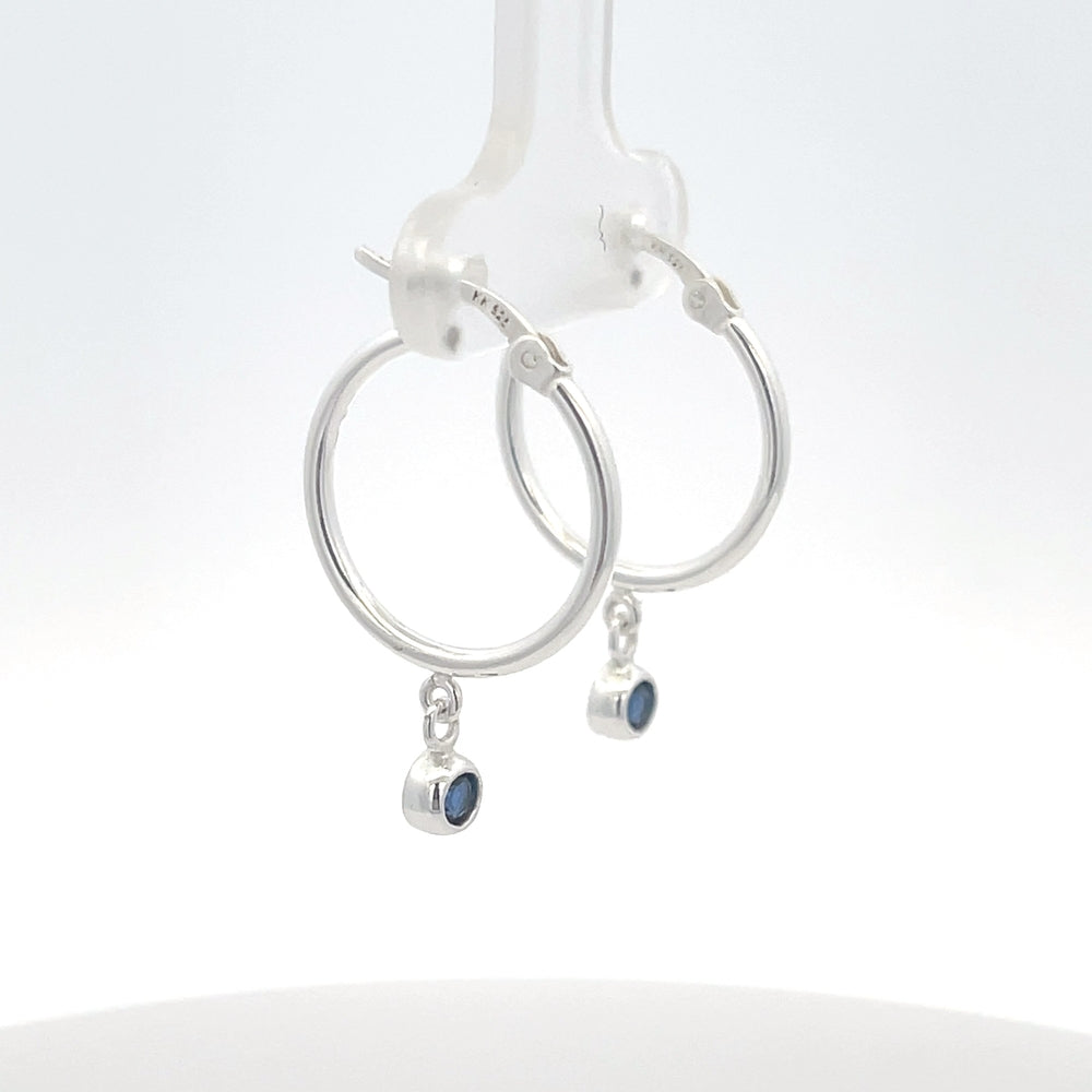 925er Silbercreolen mit blauem Saphiranhänger