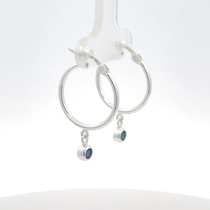 925er Silbercreolen mit blauem Saphiranhänger