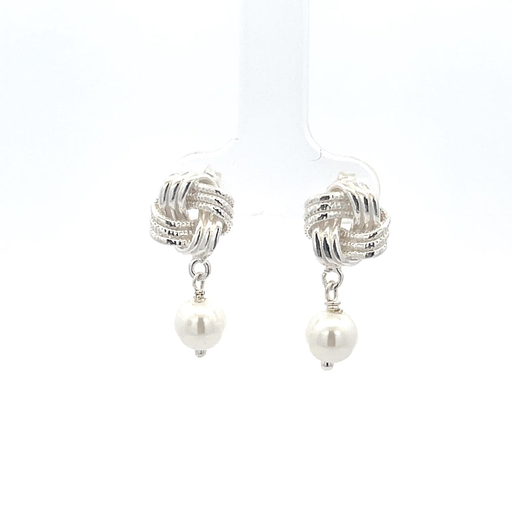 Ohrhänger aus 925er Sterlingsilber mit synthetischen Perlen – geknotetes Design