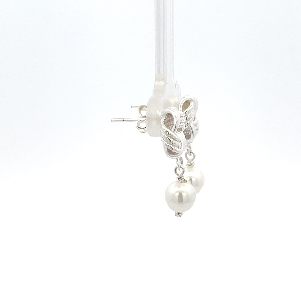 Ohrhänger aus 925er Sterlingsilber mit synthetischen Perlen – geknotetes Design