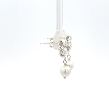 Ohrhänger aus 925er Sterlingsilber mit synthetischen Perlen – geknotetes Design