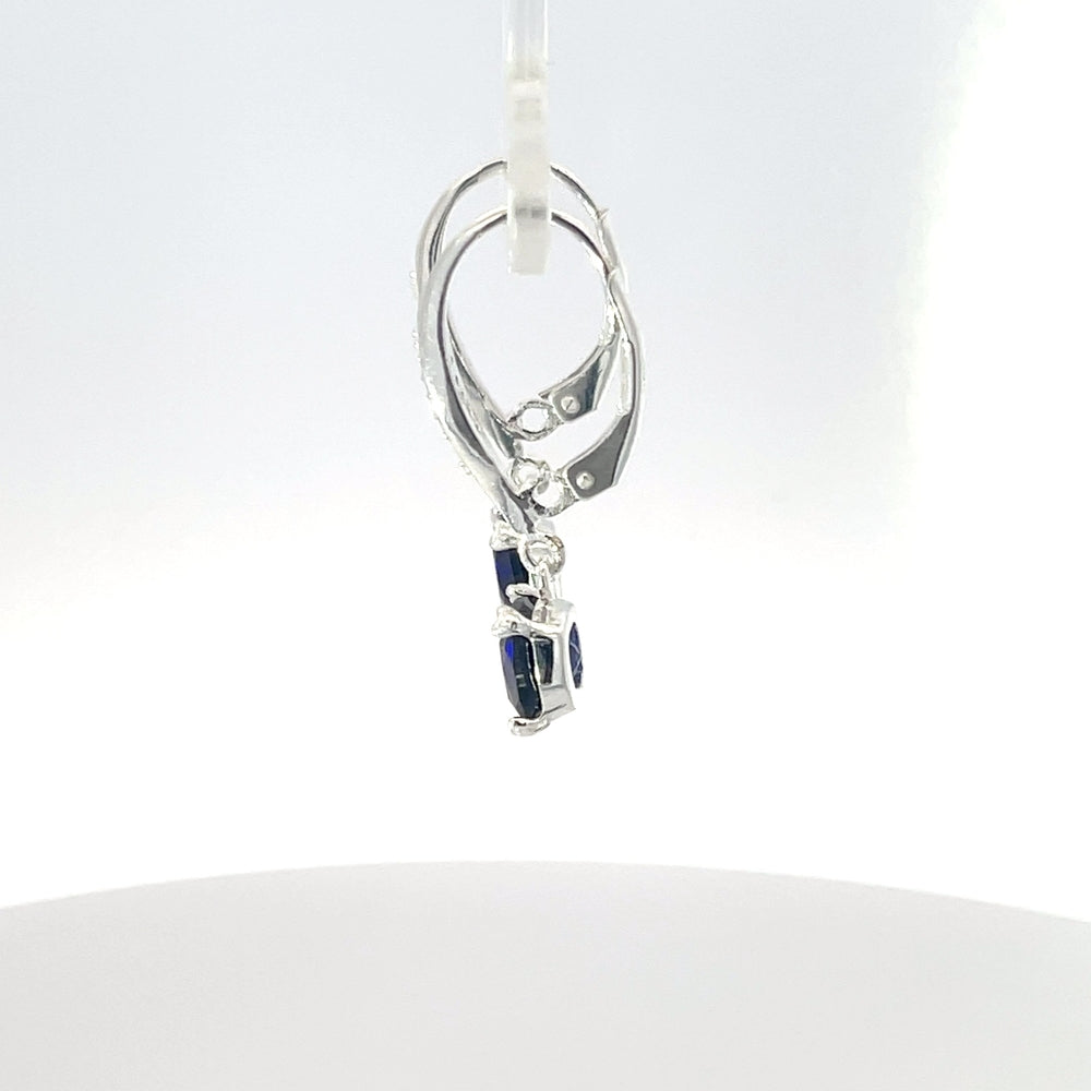 Ohrhänger aus 925er Sterlingsilber mit blauem Saphir und Klappverschluss