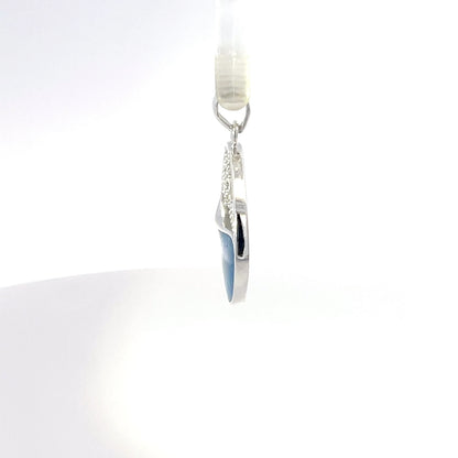 Runder Anhänger aus 925er Sterlingsilber mit Ozeanmotiv und blauer Harzveredelung