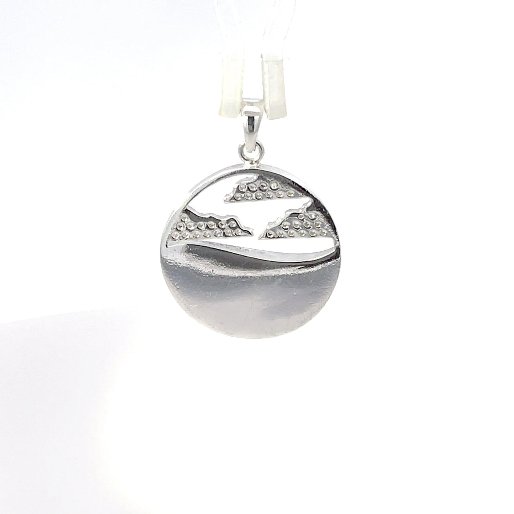 Runder Anhänger aus 925er Sterlingsilber mit Ozeanmotiv und blauer Harzveredelung