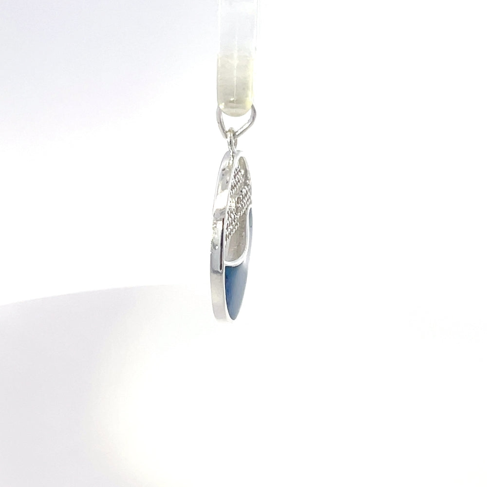 Runder Anhänger aus 925er Sterlingsilber mit Ozeanmotiv und blauer Harzveredelung