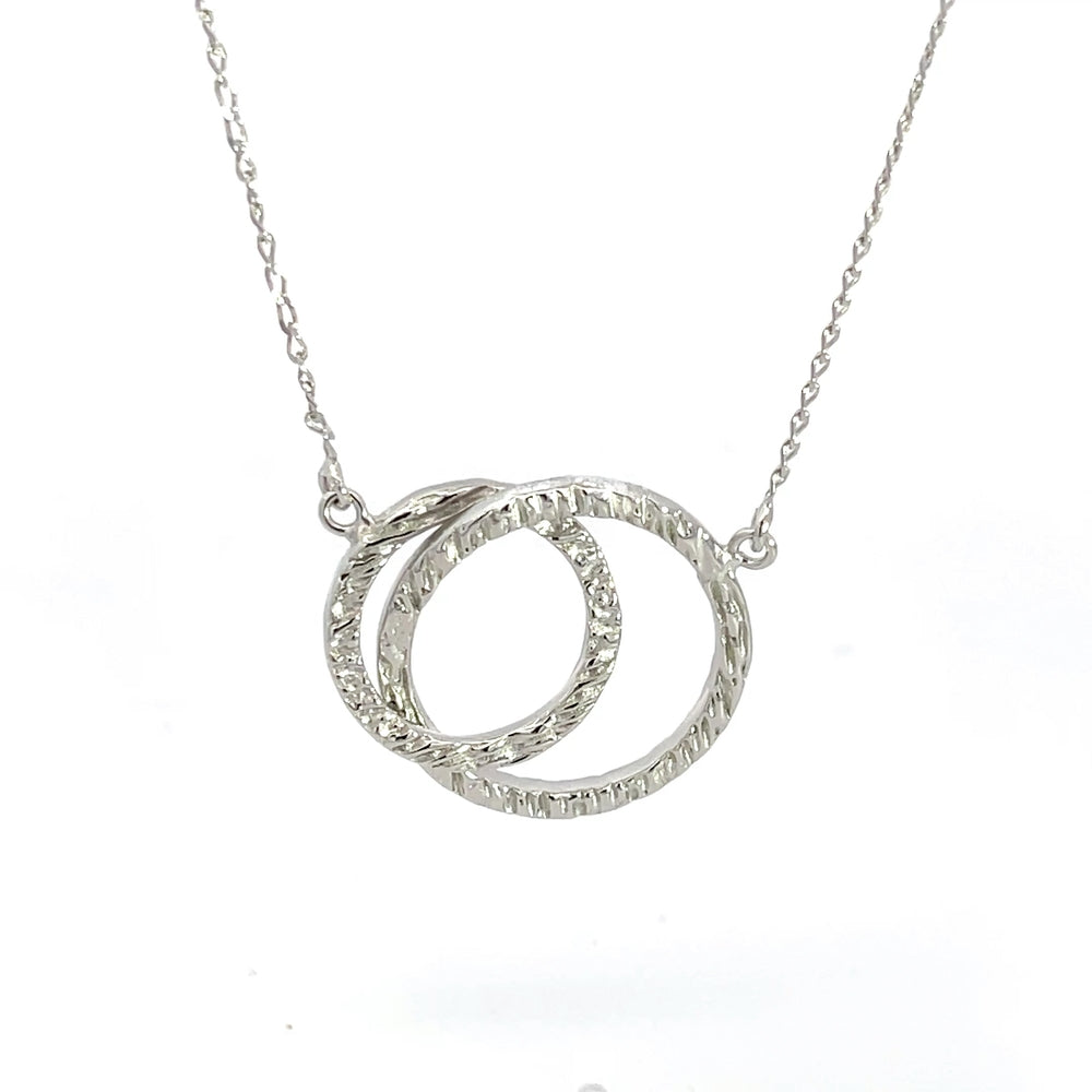 Halskette mit strukturiertem Kreisanhänger aus 925er Silber – Modern Glow