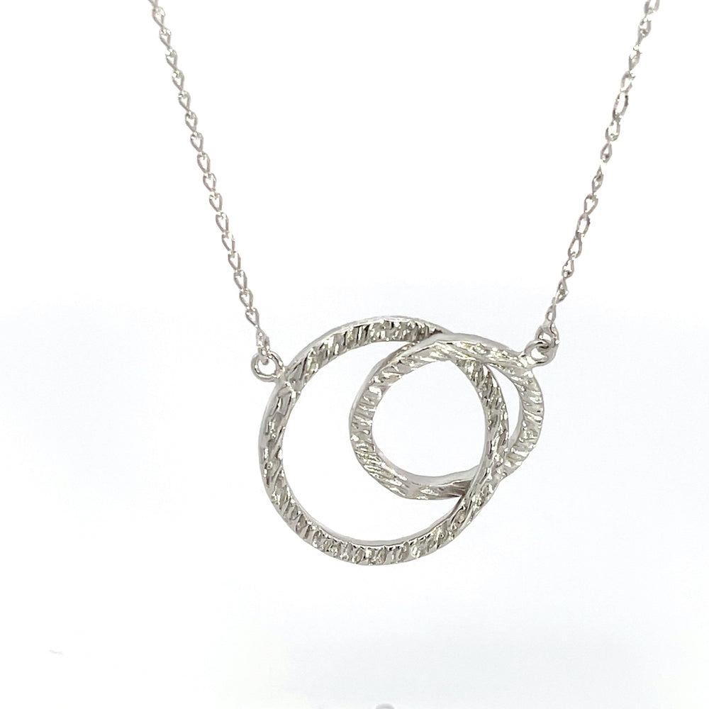 Halskette mit strukturiertem Kreisanhänger aus 925er Silber – Modern Glow