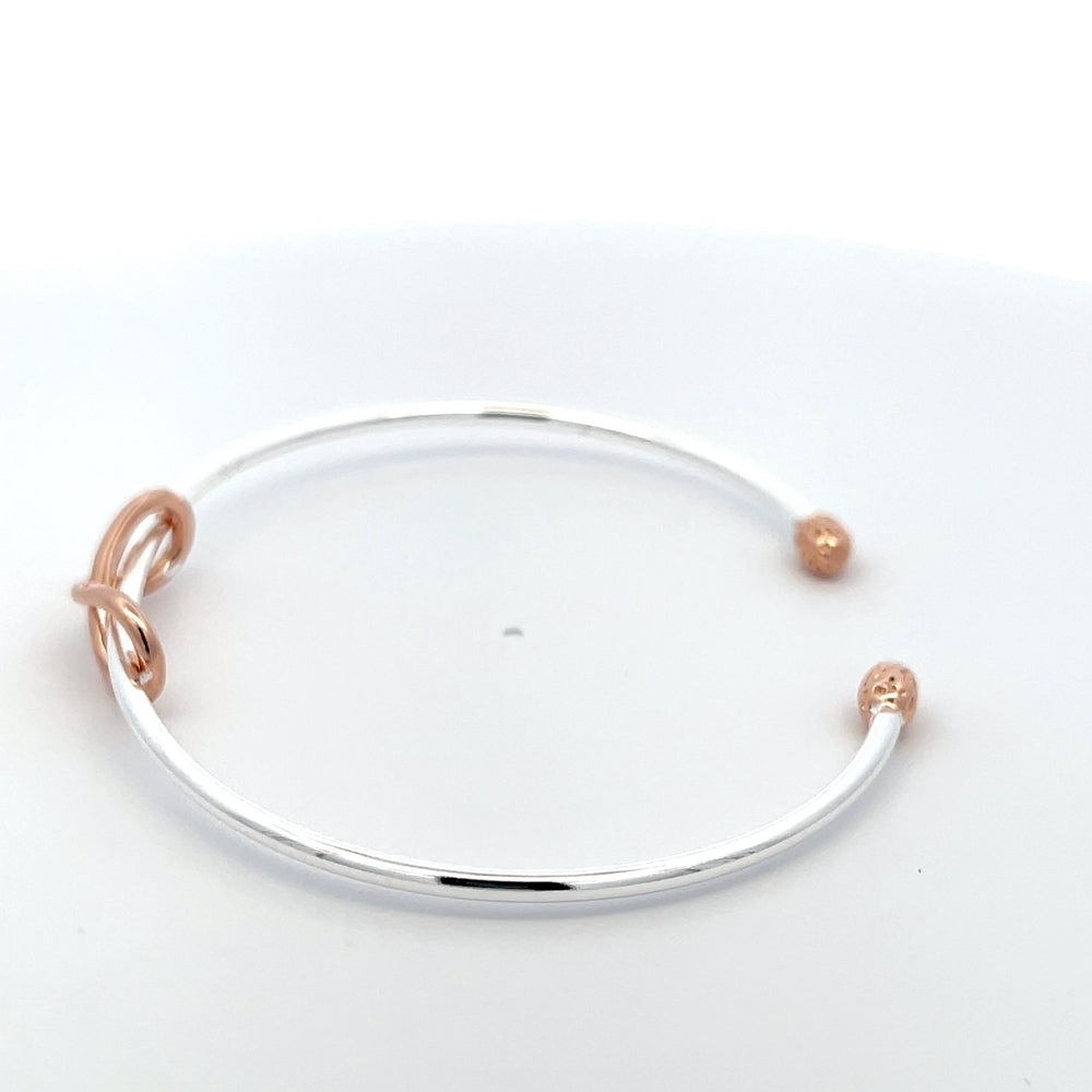 Offener Armreif aus 925er Sterlingsilber, rosévergoldet, mit Knotendesign