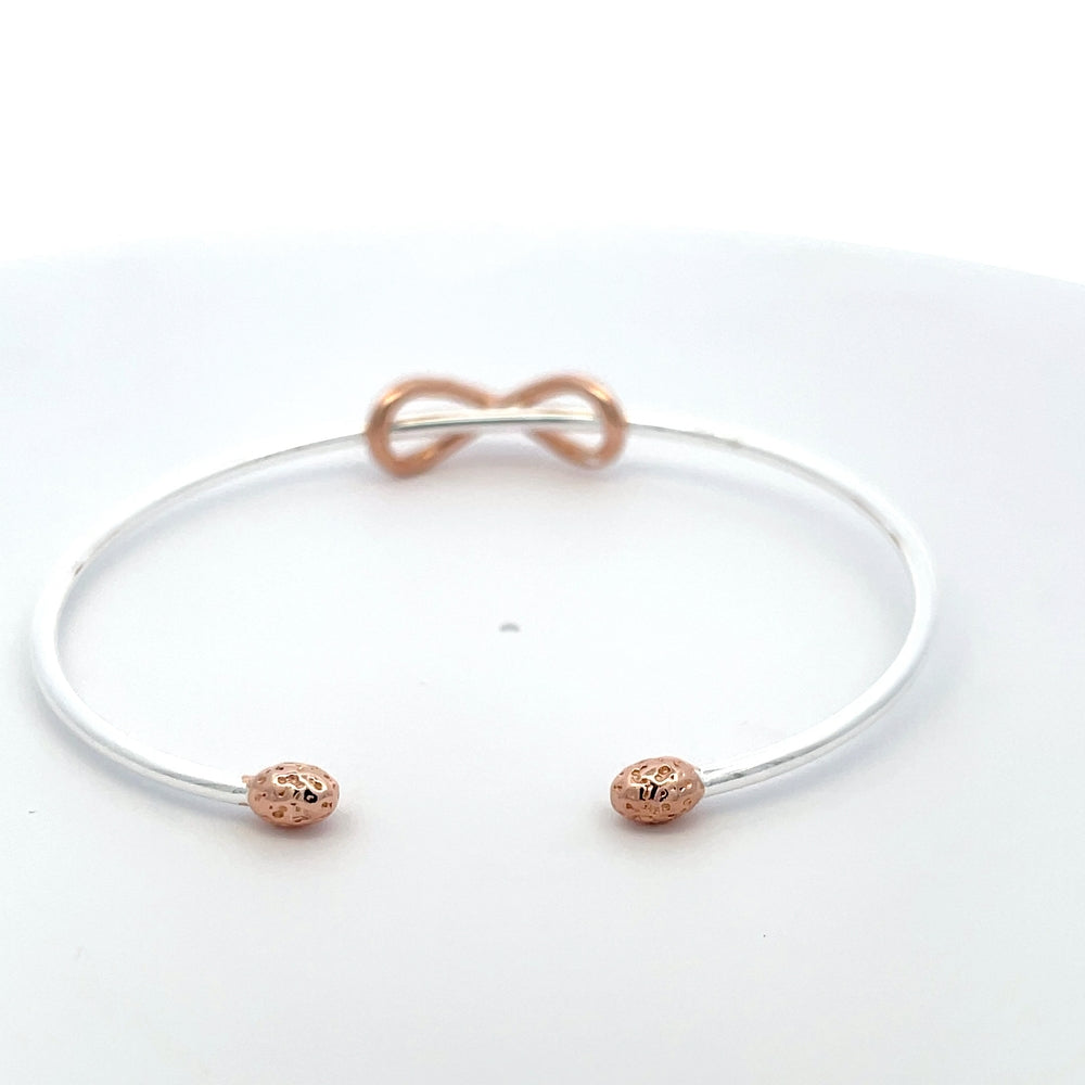 Offener Armreif aus 925er Sterlingsilber, rosévergoldet, mit Knotendesign
