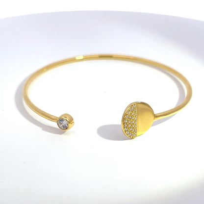 Offener Armreif aus 925er Silber, 14 Karat gelbvergoldet, mit runden Akzenten