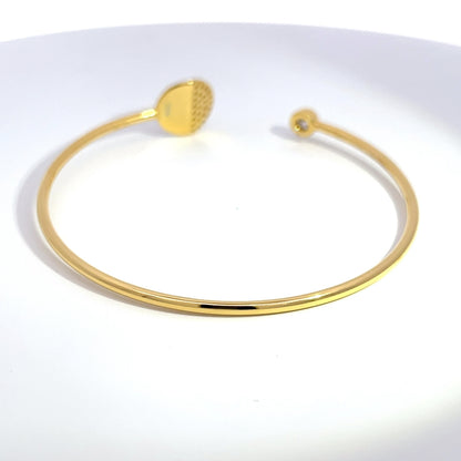 Offener Armreif aus 925er Silber, 14 Karat gelbvergoldet, mit runden Akzenten