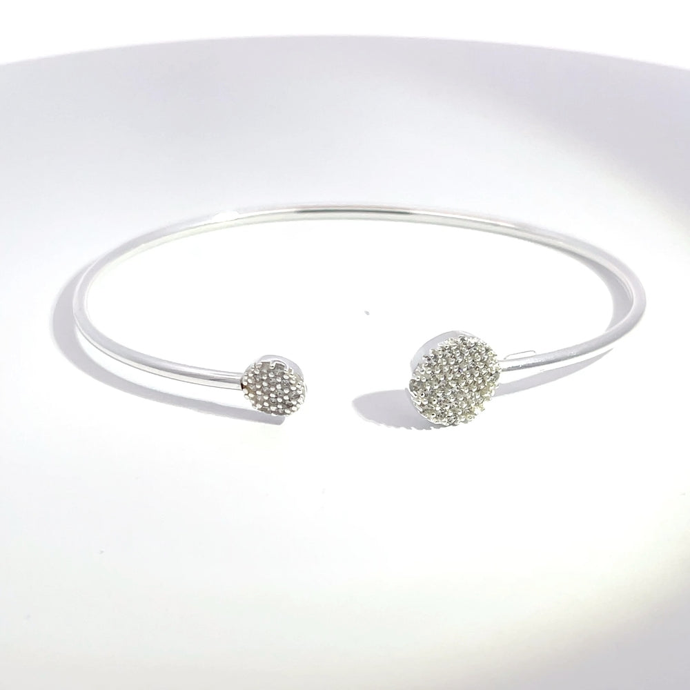 Offener Armreif aus 925er Sterlingsilber mit Pavé-Kugel-Verzierungen
