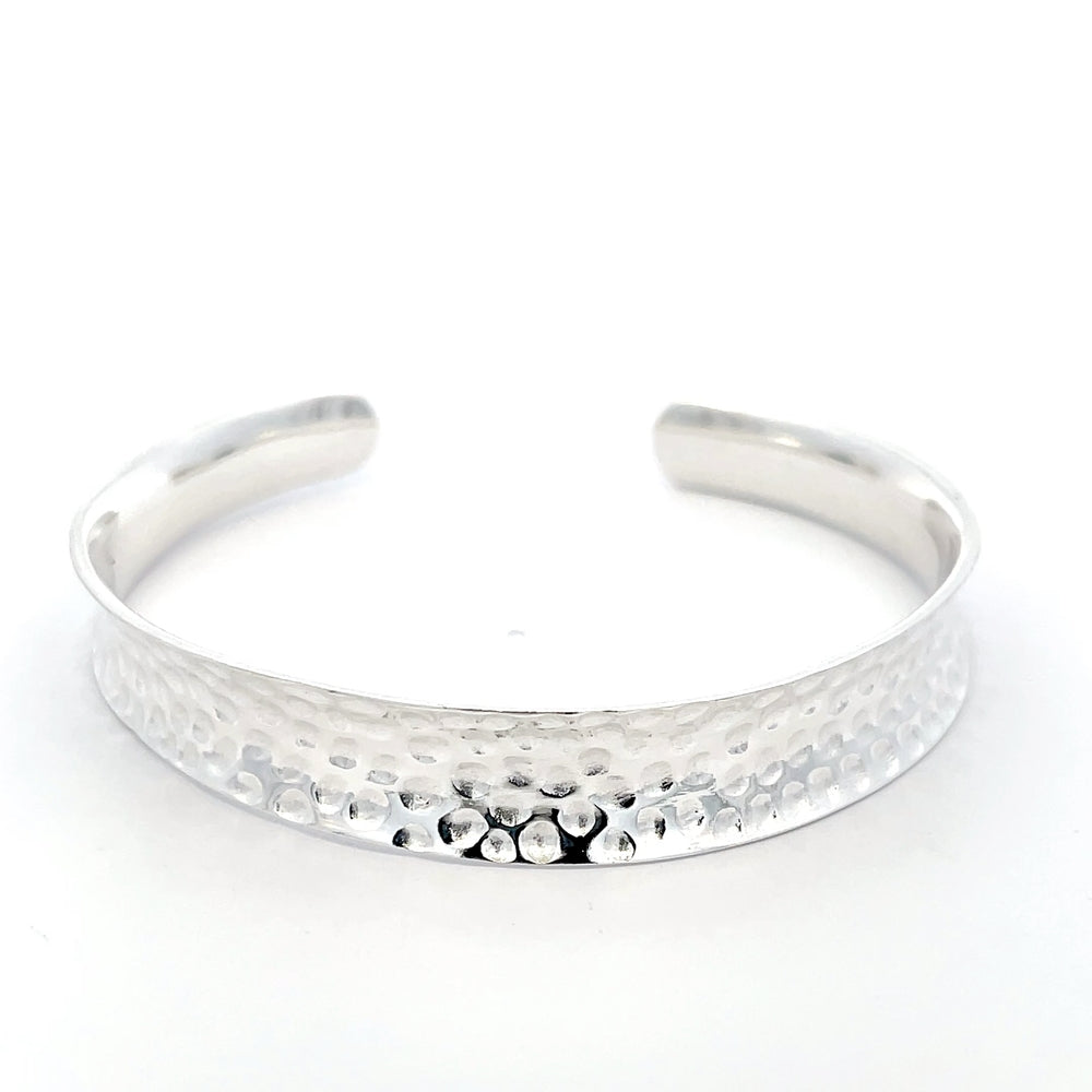 Offener Armreif aus gehämmertem 925er Silber – Strukturierte Eleganz