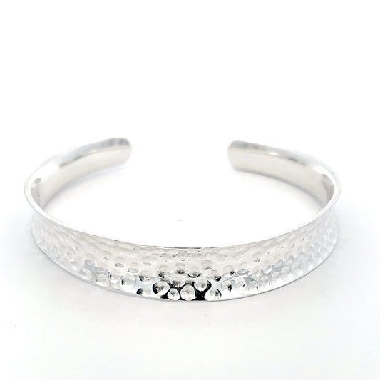 Offener Armreif aus gehämmertem 925er Silber – Strukturierte Eleganz