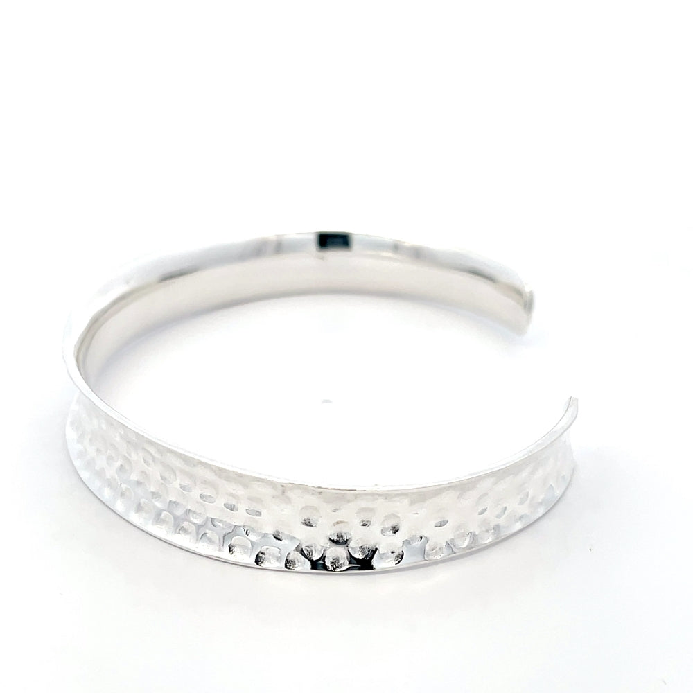 Offener Armreif aus gehämmertem 925er Silber – Strukturierte Eleganz