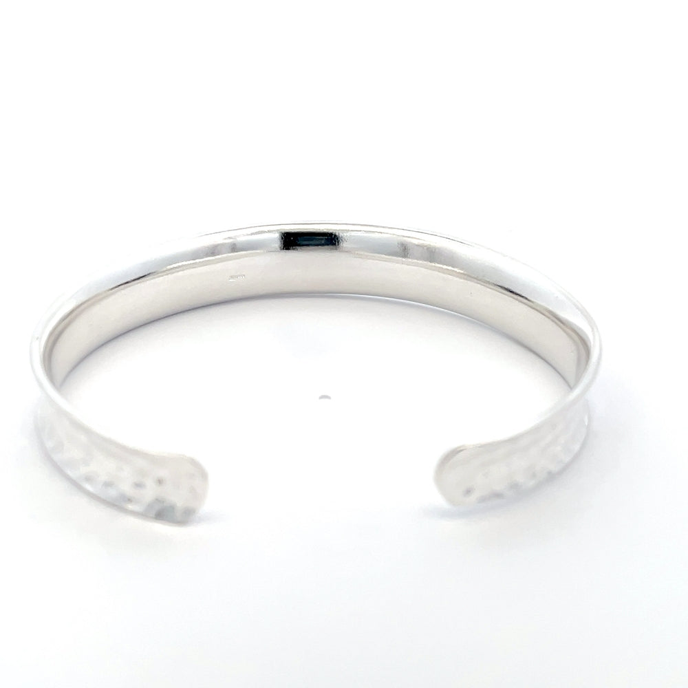 Offener Armreif aus gehämmertem 925er Silber – Strukturierte Eleganz