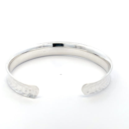 Offener Armreif aus gehämmertem 925er Silber – Strukturierte Eleganz