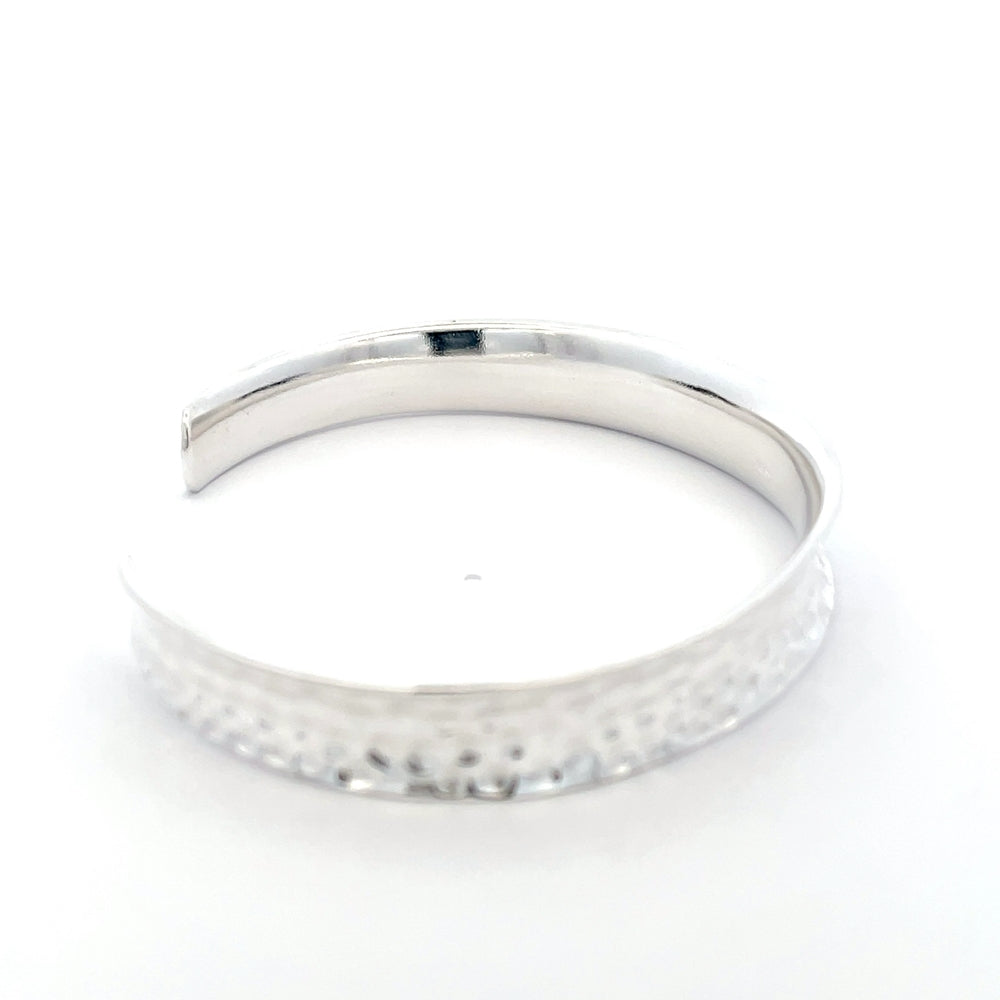 Offener Armreif aus gehämmertem 925er Silber – Strukturierte Eleganz