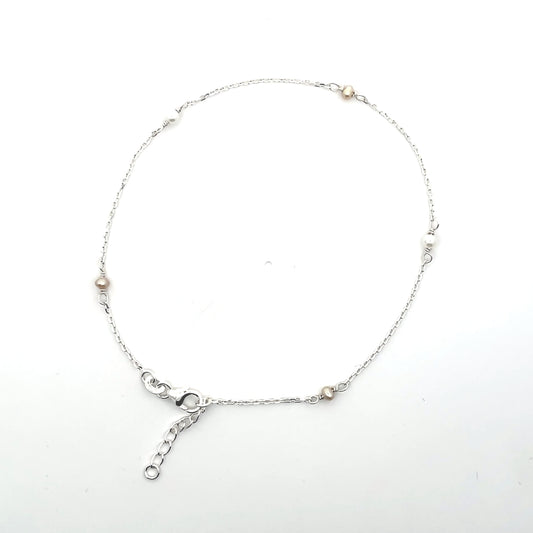 Elegantes silbernes Fußkettchen mit Perlenmix