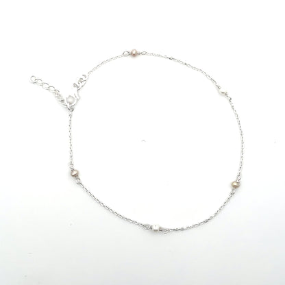 Elegantes silbernes Fußkettchen mit Perlenmix