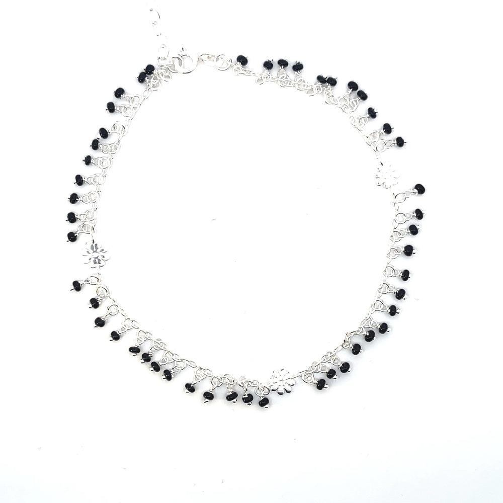 Fußkettchen aus 925er Silber mit schwarzen Perlen und floralen Verzierungen