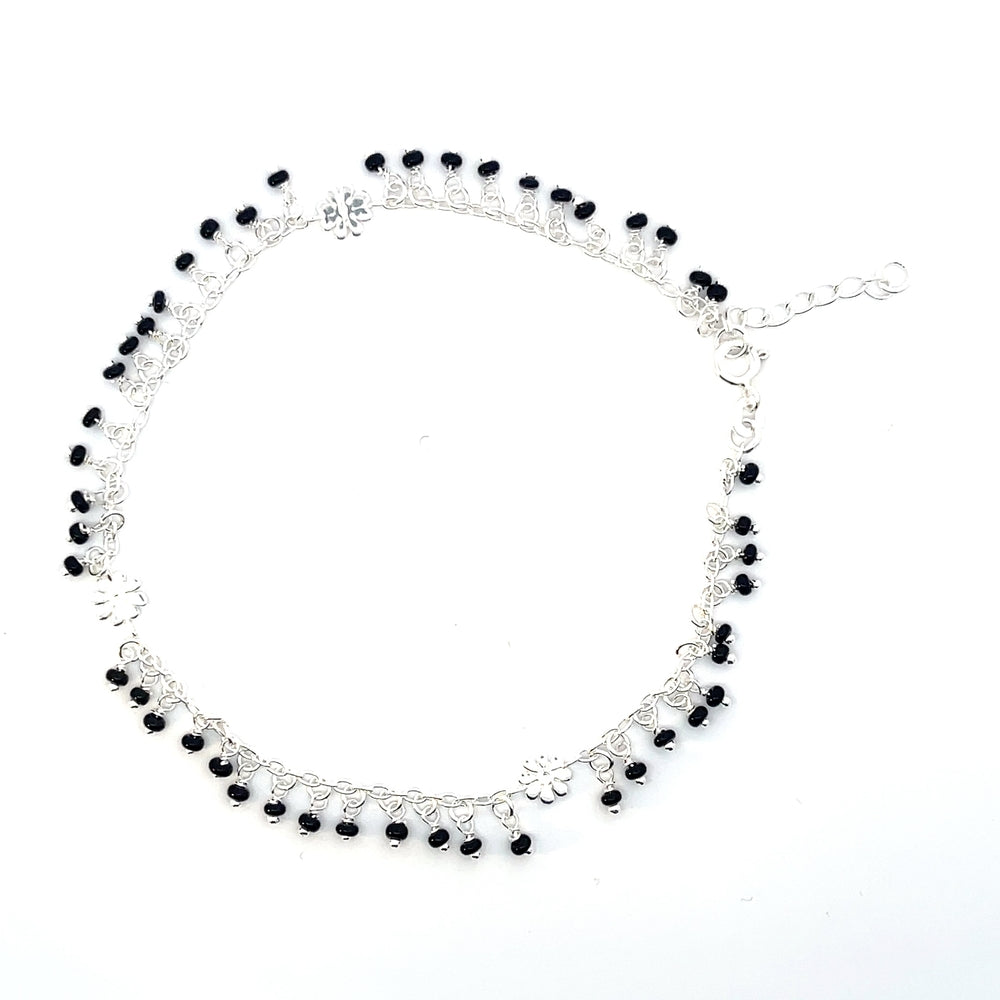 Fußkettchen aus 925er Silber mit schwarzen Perlen und floralen Verzierungen