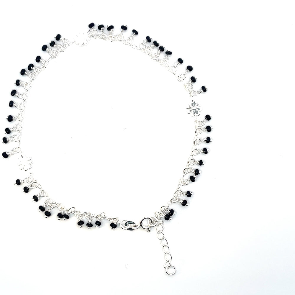 Fußkettchen aus 925er Silber mit schwarzen Perlen und floralen Verzierungen