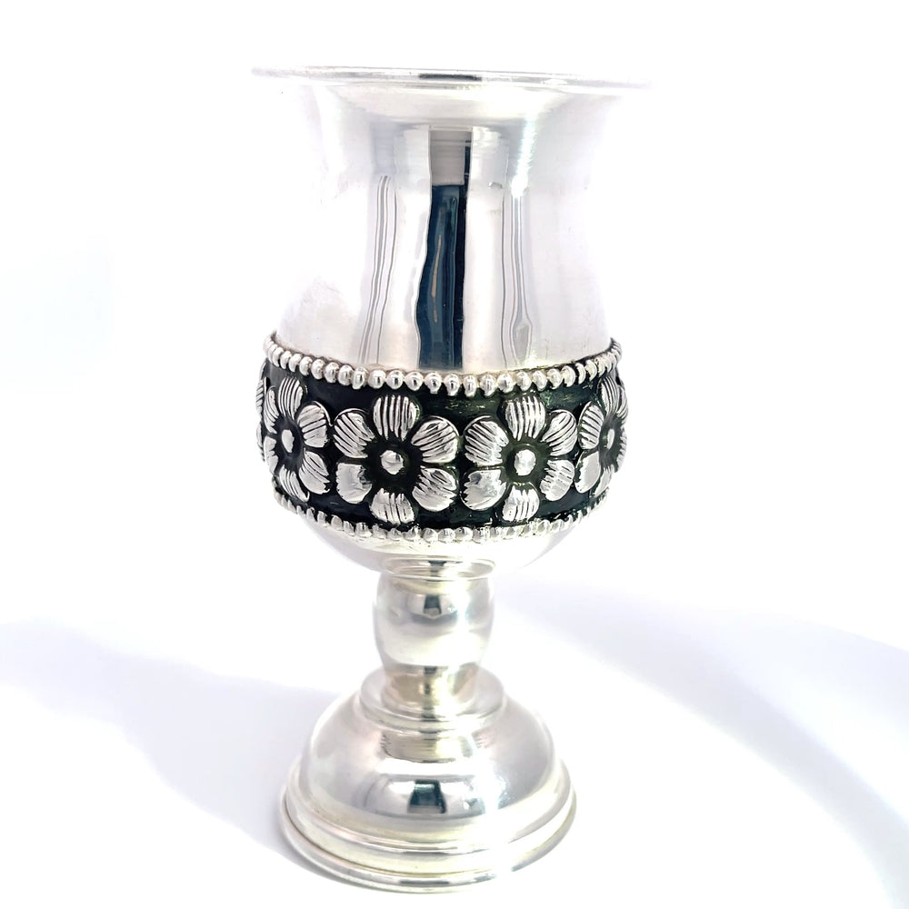 Trinkglas aus 925er Sterlingsilber, antik oxidiert, mit Blumenband