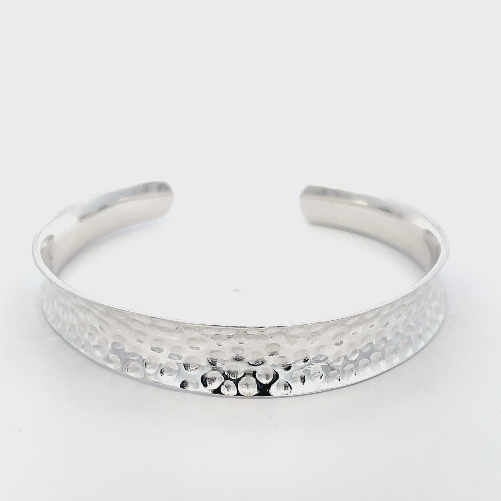 Offener Armreif aus gehämmertem 925er Silber – Strukturierte Eleganz