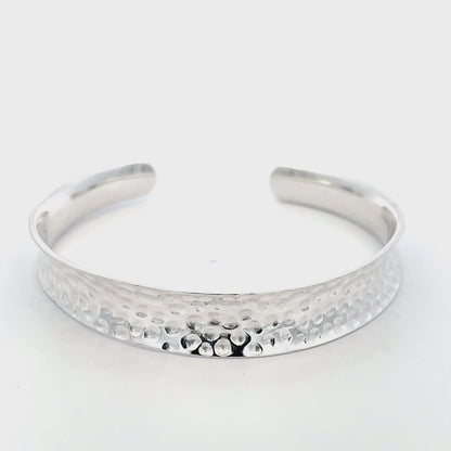 Offener Armreif aus gehämmertem 925er Silber – Strukturierte Eleganz