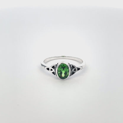 925 Silver Ring with Green Zircon and Filigree Touch