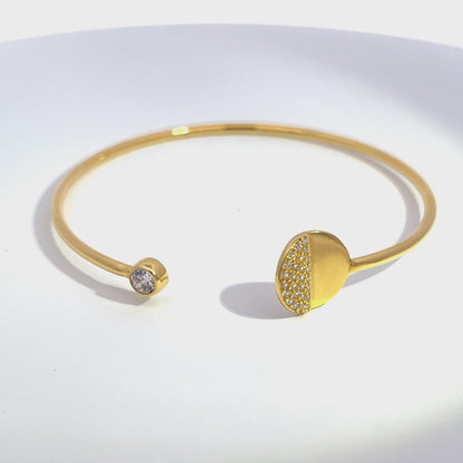 Offener Armreif aus 925er Silber, 14 Karat gelbvergoldet, mit runden Akzenten