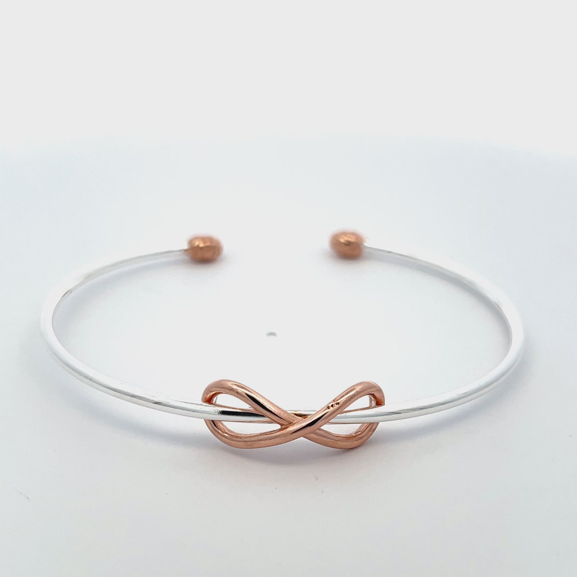 Offener Armreif aus 925er Sterlingsilber, rosévergoldet, mit Knotendesign