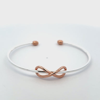 Offener Armreif aus 925er Sterlingsilber, rosévergoldet, mit Knotendesign