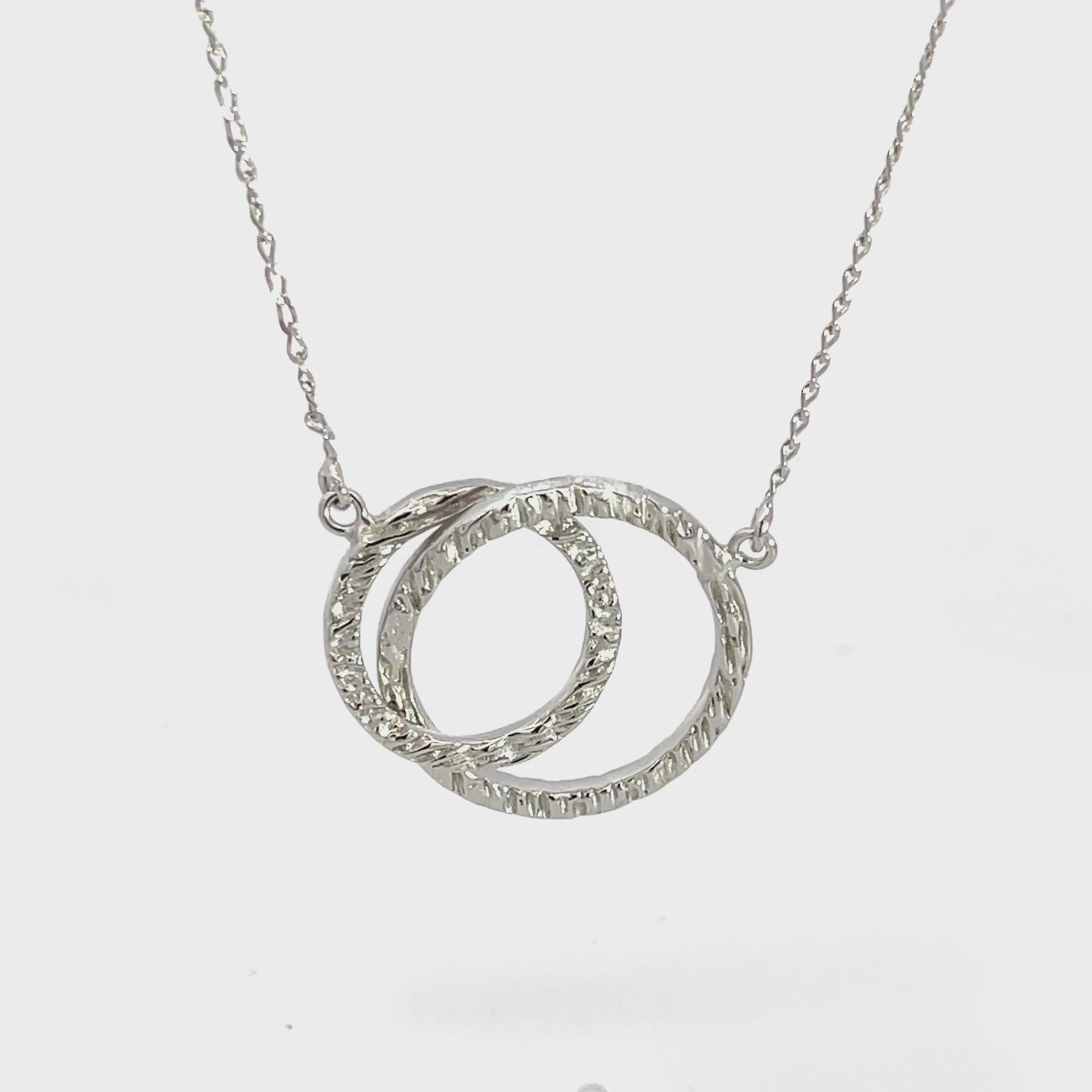 Halskette mit strukturiertem Kreisanhänger aus 925er Silber – Modern Glow