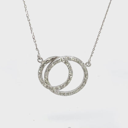 Halskette mit strukturiertem Kreisanhänger aus 925er Silber – Modern Glow